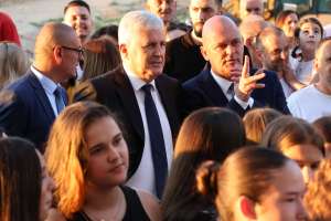 STOLAC, 18. srpnja (FENA) – Sportski kolektivi iz Stoca dobili su večeras na korištenje novoizgrađenu višenamjensku sportsku dvoranu. (Foto FENA)