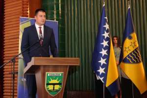 GORAŽDE, 15. jula (FENA) - Polaganjem cvijeća na spomen obilježje poginulim pripadnicima policije, svečanim postrojavanjem i predajom raporta na mostu Alije Izetbegovića, te defileom policijskih vozila kroz grad, u Goraždu je obilježen 15. juli, Dan policije BPK Goražde. Na svečanoj akademiji u velikoj sali Centra za kulturu dodijeljena su priznanja i zahvalnice uposlenicima MUP-a i kolektivima. (Foto FENA/Elma Geca)