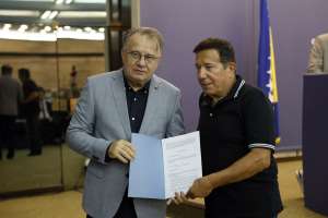SARAJEVO, 18. jula (FENA) -Premijer Federacije Bosne i Hercegovine Nermin Nikšić  danas je u  sjedištu Vlade Federacije BiH u Sarajevu  uručio ugovore za 32 korisnika iz oblasti  sporta i kulture u Federaciji BiH, a kojima se trebaju isplatiti  sredstva iz dodatne dividende BH Telecoma d.d. Sarajevo. Ukupna vrijednost sredstava iznosi 9.903.682,76 KM.(Foto FENA/Amer Kajmović)