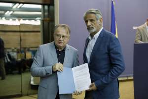 SARAJEVO, 18. jula (FENA) -Premijer Federacije Bosne i Hercegovine Nermin Nikšić  danas je u  sjedištu Vlade Federacije BiH u Sarajevu  uručio ugovore za 32 korisnika iz oblasti  sporta i kulture u Federaciji BiH, a kojima se trebaju isplatiti  sredstva iz dodatne dividende BH Telecoma d.d. Sarajevo. Ukupna vrijednost sredstava iznosi 9.903.682,76 KM.(Foto FENA/Amer Kajmović)