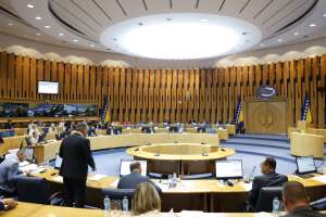 SARAJEVO, 17. jula (FENA) - Dom naroda Parlamentarne skupštine Bosne i Hercegovine bi u nastavku 16 sjednice, koja je počela, trebalo da razmatra principe Prijedloga zakona o izmjeni Zakona o finansiranju političkih stranaka čiji je predlagač delegat Zlatko Miletić.(Foto FENA/Amer Kajmović)