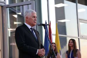 STOLAC, 18. srpnja (FENA) – Sportski kolektivi iz Stoca dobili su večeras na korištenje novoizgrađenu višenamjensku sportsku dvoranu. (Foto FENA)