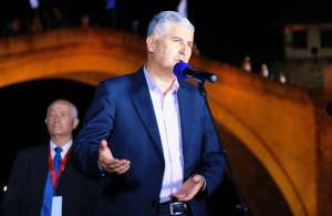 MOSTAR, 15. srpnja (FENA) – Povodom 20. obljetnice upisa Starog mosta u Mostaru na UNESCO-ov popis svjetske kulturne baštine, predsjednik HDZ-a BiH i HNS-a BiH Dragan Čović oglasio se putem društvene mreže X, istaknuvši važnost toga datuma za Mostar i Bosnu i Hercegovinu. (Foto: Platforma X/Dragan Čović)

