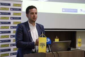 SARAJEVO, 15. jula (FENA) – U organizaciji Bosanskohercegovačkog auto-moto kluba(BIHAMK), a uz podršku Međunarodne automobilističke organizacije (FIA) i JP Ceste Federacije Bosne i Hercegovine, danas je u Sarajevu prezentirana Studija “Pokrenimo promjenu za čistiji zrak”- o utjecaju saobraćaja na okoliš na teritoriji Kantona Sarajevo.(Foto FENA/Amer Kajmović)

