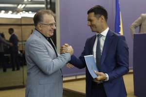 SARAJEVO, 18. jula (FENA) -Premijer Federacije Bosne i Hercegovine Nermin Nikšić  danas je u  sjedištu Vlade Federacije BiH u Sarajevu  uručio ugovore za 32 korisnika iz oblasti  sporta i kulture u Federaciji BiH, a kojima se trebaju isplatiti  sredstva iz dodatne dividende BH Telecoma d.d. Sarajevo. Ukupna vrijednost sredstava iznosi 9.903.682,76 KM.(Foto FENA/Amer Kajmović)