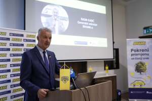 SARAJEVO, 15. jula (FENA) – U organizaciji Bosanskohercegovačkog auto-moto kluba(BIHAMK), a uz podršku Međunarodne automobilističke organizacije (FIA) i JP Ceste Federacije Bosne i Hercegovine, danas je u Sarajevu prezentirana Studija “Pokrenimo promjenu za čistiji zrak”- o utjecaju saobraćaja na okoliš na teritoriji Kantona Sarajevo.(Foto FENA/Amer Kajmović)

