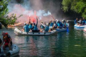BIHAĆ, 20. juli (FENA) – Ovogodišnja 51. Internacionalna turistička Una regata, najstarija i najpoznatija manifestacija ovog tipa u Bosni i Hercegovini, održat će se od 23. do 26. jula, a posebnost je da će regata početi dan ranije – 22. jula, revijalnom etapom kajakaša od izvora rijeke Une u Donjoj Suvaji (Republika Hrvatska) do mjesta Begluci u Bosni i Hercegovini. (Foto Fena/NP Una)