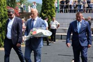 GORAŽDE, 15. jula (FENA) - Polaganjem cvijeća na spomen obilježje poginulim pripadnicima policije, svečanim postrojavanjem i predajom raporta na mostu Alije Izetbegovića, te defileom policijskih vozila kroz grad, u Goraždu je obilježen 15. juli, Dan policije BPK Goražde. Na svečanoj akademiji u velikoj sali Centra za kulturu dodijeljena su priznanja i zahvalnice uposlenicima MUP-a i kolektivima. (Foto FENA/Elma Geca)