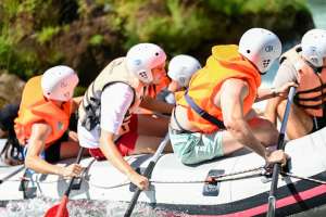 BIHAĆ, 20. juli (FENA) – Ovogodišnja 51. Internacionalna turistička Una regata, najstarija i najpoznatija manifestacija ovog tipa u Bosni i Hercegovini, održat će se od 23. do 26. jula, a posebnost je da će regata početi dan ranije – 22. jula, revijalnom etapom kajakaša od izvora rijeke Une u Donjoj Suvaji (Republika Hrvatska) do mjesta Begluci u Bosni i Hercegovini. (Foto Fena/NP Una)