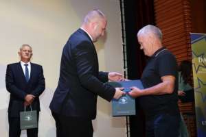 GORAŽDE, 15. jula (FENA) - Polaganjem cvijeća na spomen obilježje poginulim pripadnicima policije, svečanim postrojavanjem i predajom raporta na mostu Alije Izetbegovića, te defileom policijskih vozila kroz grad, u Goraždu je obilježen 15. juli, Dan policije BPK Goražde. Na svečanoj akademiji u velikoj sali Centra za kulturu dodijeljena su priznanja i zahvalnice uposlenicima MUP-a i kolektivima. (Foto FENA/Elma Geca)