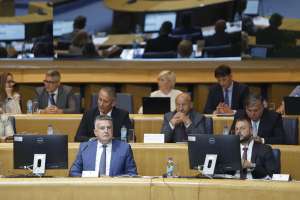 SARAJEVO, 17. jula (FENA) - Dom naroda Parlamentarne skupštine Bosne i Hercegovine bi u nastavku 16 sjednice, koja je počela, trebalo da razmatra principe Prijedloga zakona o izmjeni Zakona o finansiranju političkih stranaka čiji je predlagač delegat Zlatko Miletić.(Foto FENA/Amer Kajmović)