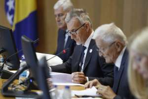 SARAJEVO, 17. jula (FENA) - Dom naroda Parlamentarne skupštine Bosne i Hercegovine bi u nastavku 16 sjednice, koja je počela, trebalo da razmatra principe Prijedloga zakona o izmjeni Zakona o finansiranju političkih stranaka čiji je predlagač delegat Zlatko Miletić.(Foto FENA/Amer Kajmović)