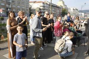 SARAJEVO, 16. jula (FENA) - Federalno ministarstvo kulture i sporta upriličilo je događaj nazvan 'Kupres u Sarajevu'. Na obali Maka Dizdara bili su gosti iz Kupresa, područja bogate tradicije, živopisne i duboko ukorijenjene baštine. Pripremili su raznovrstan umjetnički program te bogatu gastronomsku ponudu.(Foto FENA/Amer Kajmović)