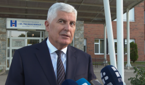 NOVA BILA, 17. srpnja (FENA) - Prigodnom svečanošću ispred Hrvatske bolnice dr. fra Mato Nikolić u Novoj Biloj, uz nazočnost velikog broja uzvanica iz političkog i društvenog života Hrvata iz Bosne i Hercegovine i Republike Hrvatske, večeras je položen kamen temeljac za sedmu i osmu lamelu bolnice.  (Foto FENA/Duško Pucar)

