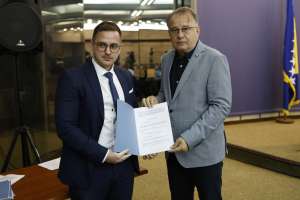 SARAJEVO, 18. jula (FENA) -Premijer Federacije Bosne i Hercegovine Nermin Nikšić  danas je u  sjedištu Vlade Federacije BiH u Sarajevu  uručio ugovore za 32 korisnika iz oblasti  sporta i kulture u Federaciji BiH, a kojima se trebaju isplatiti  sredstva iz dodatne dividende BH Telecoma d.d. Sarajevo. Ukupna vrijednost sredstava iznosi 9.903.682,76 KM.(Foto FENA/Amer Kajmović)