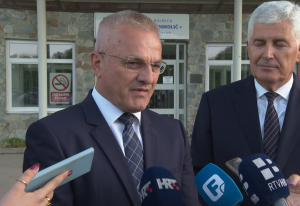 NOVA BILA, 17. srpnja (FENA) - Prigodnom svečanošću ispred Hrvatske bolnice dr. fra Mato Nikolić u Novoj Biloj, uz nazočnost velikog broja uzvanica iz političkog i društvenog života Hrvata iz Bosne i Hercegovine i Republike Hrvatske, večeras je položen kamen temeljac za sedmu i osmu lamelu bolnice.  (Foto FENA/Duško Pucar)

