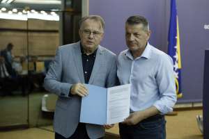 SARAJEVO, 18. jula (FENA) -Premijer Federacije Bosne i Hercegovine Nermin Nikšić  danas je u  sjedištu Vlade Federacije BiH u Sarajevu  uručio ugovore za 32 korisnika iz oblasti  sporta i kulture u Federaciji BiH, a kojima se trebaju isplatiti  sredstva iz dodatne dividende BH Telecoma d.d. Sarajevo. Ukupna vrijednost sredstava iznosi 9.903.682,76 KM.(Foto FENA/Amer Kajmović)