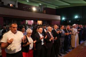 GORAŽDE, 15. jula (FENA) - Polaganjem cvijeća na spomen obilježje poginulim pripadnicima policije, svečanim postrojavanjem i predajom raporta na mostu Alije Izetbegovića, te defileom policijskih vozila kroz grad, u Goraždu je obilježen 15. juli, Dan policije BPK Goražde. Na svečanoj akademiji u velikoj sali Centra za kulturu dodijeljena su priznanja i zahvalnice uposlenicima MUP-a i kolektivima. (Foto FENA/Elma Geca)