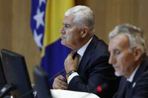 SARAJEVO, 17. jula (FENA) - Dom naroda Parlamentarne skupštine Bosne i Hercegovine bi u nastavku 16 sjednice, koja je počela, trebalo da razmatra principe Prijedloga zakona o izmjeni Zakona o finansiranju političkih stranaka čiji je predlagač delegat Zlatko Miletić.(Foto FENA/Amer Kajmović)