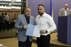 SARAJEVO, 18. jula (FENA) -Premijer Federacije Bosne i Hercegovine Nermin Nikšić  danas je u  sjedištu Vlade Federacije BiH u Sarajevu  uručio ugovore za 32 korisnika iz oblasti  sporta i kulture u Federaciji BiH, a kojima se trebaju isplatiti  sredstva iz dodatne dividende BH Telecoma d.d. Sarajevo. Ukupna vrijednost sredstava iznosi 9.903.682,76 KM.(Foto FENA/Amer Kajmović)