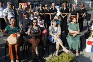 SARAJEVO, 16. jula (FENA) - Federalno ministarstvo kulture i sporta upriličilo je događaj nazvan 'Kupres u Sarajevu'. Na obali Maka Dizdara bili su gosti iz Kupresa, područja bogate tradicije, živopisne i duboko ukorijenjene baštine. Pripremili su raznovrstan umjetnički program te bogatu gastronomsku ponudu.(Foto FENA/Amer Kajmović)