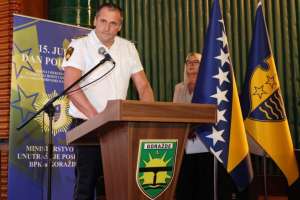 GORAŽDE, 15. jula (FENA) - Polaganjem cvijeća na spomen obilježje poginulim pripadnicima policije, svečanim postrojavanjem i predajom raporta na mostu Alije Izetbegovića, te defileom policijskih vozila kroz grad, u Goraždu je obilježen 15. juli, Dan policije BPK Goražde. Na svečanoj akademiji u velikoj sali Centra za kulturu dodijeljena su priznanja i zahvalnice uposlenicima MUP-a i kolektivima. (Foto FENA/Elma Geca)