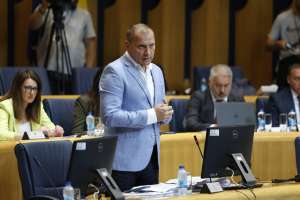 SARAJEVO, 17. jula (FENA) - Dom naroda Parlamentarne skupštine Bosne i Hercegovine bi u nastavku 16 sjednice, koja je počela, trebalo da razmatra principe Prijedloga zakona o izmjeni Zakona o finansiranju političkih stranaka čiji je predlagač delegat Zlatko Miletić.(Foto FENA/Amer Kajmović)