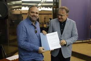 SARAJEVO, 18. jula (FENA) -Premijer Federacije Bosne i Hercegovine Nermin Nikšić  danas je u  sjedištu Vlade Federacije BiH u Sarajevu  uručio ugovore za 32 korisnika iz oblasti  sporta i kulture u Federaciji BiH, a kojima se trebaju isplatiti  sredstva iz dodatne dividende BH Telecoma d.d. Sarajevo. Ukupna vrijednost sredstava iznosi 9.903.682,76 KM.(Foto FENA/Amer Kajmović)