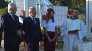 NOVA BILA, 17. srpnja (FENA) - Prigodnom svečanošću ispred Hrvatske bolnice dr. fra Mato Nikolić u Novoj Biloj, uz nazočnost velikog broja uzvanica iz političkog i društvenog života Hrvata iz Bosne i Hercegovine i Republike Hrvatske, večeras je položen kamen temeljac za sedmu i osmu lamelu bolnice.  (Foto FENA/Duško Pucar)

