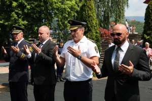 GORAŽDE, 15. jula (FENA) - Polaganjem cvijeća na spomen obilježje poginulim pripadnicima policije, svečanim postrojavanjem i predajom raporta na mostu Alije Izetbegovića, te defileom policijskih vozila kroz grad, u Goraždu je obilježen 15. juli, Dan policije BPK Goražde. Na svečanoj akademiji u velikoj sali Centra za kulturu dodijeljena su priznanja i zahvalnice uposlenicima MUP-a i kolektivima. (Foto FENA/Elma Geca)
