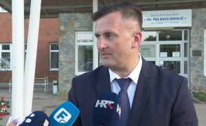 NOVA BILA, 17. srpnja (FENA) - Prigodnom svečanošću ispred Hrvatske bolnice dr. fra Mato Nikolić u Novoj Biloj, uz nazočnost velikog broja uzvanica iz političkog i društvenog života Hrvata iz Bosne i Hercegovine i Republike Hrvatske, večeras je položen kamen temeljac za sedmu i osmu lamelu bolnice.  (Foto FENA/Duško Pucar)

