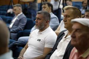 SARAJEVO, 18. jula (FENA) -Premijer Federacije Bosne i Hercegovine Nermin Nikšić  danas je u  sjedištu Vlade Federacije BiH u Sarajevu  uručio ugovore za 32 korisnika iz oblasti  sporta i kulture u Federaciji BiH, a kojima se trebaju isplatiti  sredstva iz dodatne dividende BH Telecoma d.d. Sarajevo. Ukupna vrijednost sredstava iznosi 9.903.682,76 KM.(Foto FENA/Amer Kajmović)