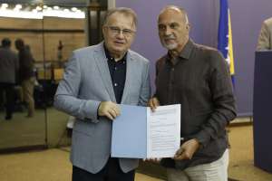 SARAJEVO, 18. jula (FENA) -Premijer Federacije Bosne i Hercegovine Nermin Nikšić  danas je u  sjedištu Vlade Federacije BiH u Sarajevu  uručio ugovore za 32 korisnika iz oblasti  sporta i kulture u Federaciji BiH, a kojima se trebaju isplatiti  sredstva iz dodatne dividende BH Telecoma d.d. Sarajevo. Ukupna vrijednost sredstava iznosi 9.903.682,76 KM.(Foto FENA/Amer Kajmović)