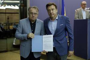 SARAJEVO, 18. jula (FENA) -Premijer Federacije Bosne i Hercegovine Nermin Nikšić  danas je u  sjedištu Vlade Federacije BiH u Sarajevu  uručio ugovore za 32 korisnika iz oblasti  sporta i kulture u Federaciji BiH, a kojima se trebaju isplatiti  sredstva iz dodatne dividende BH Telecoma d.d. Sarajevo. Ukupna vrijednost sredstava iznosi 9.903.682,76 KM.(Foto FENA/Amer Kajmović)