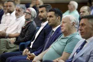 SARAJEVO, 18. jula (FENA) -Premijer Federacije Bosne i Hercegovine Nermin Nikšić  danas je u  sjedištu Vlade Federacije BiH u Sarajevu  uručio ugovore za 32 korisnika iz oblasti  sporta i kulture u Federaciji BiH, a kojima se trebaju isplatiti  sredstva iz dodatne dividende BH Telecoma d.d. Sarajevo. Ukupna vrijednost sredstava iznosi 9.903.682,76 KM.(Foto FENA/Amer Kajmović)