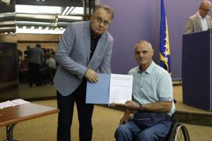 SARAJEVO, 18. jula (FENA) -Premijer Federacije Bosne i Hercegovine Nermin Nikšić  danas je u  sjedištu Vlade Federacije BiH u Sarajevu  uručio ugovore za 32 korisnika iz oblasti  sporta i kulture u Federaciji BiH, a kojima se trebaju isplatiti  sredstva iz dodatne dividende BH Telecoma d.d. Sarajevo. Ukupna vrijednost sredstava iznosi 9.903.682,76 KM.(Foto FENA/Amer Kajmović)