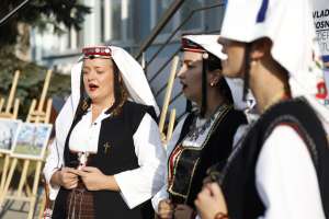 SARAJEVO, 16. jula (FENA) - Federalno ministarstvo kulture i sporta upriličilo je događaj nazvan 'Kupres u Sarajevu'. Na obali Maka Dizdara bili su gosti iz Kupresa, područja bogate tradicije, živopisne i duboko ukorijenjene baštine. Pripremili su raznovrstan umjetnički program te bogatu gastronomsku ponudu.(Foto FENA/Amer Kajmović)