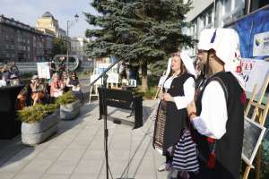 SARAJEVO, 16. jula (FENA) - Federalno ministarstvo kulture i sporta upriličilo je događaj nazvan 'Kupres u Sarajevu'. Na obali Maka Dizdara bili su gosti iz Kupresa, područja bogate tradicije, živopisne i duboko ukorijenjene baštine. Pripremili su raznovrstan umjetnički program te bogatu gastronomsku ponudu.(Foto FENA/Amer Kajmović)