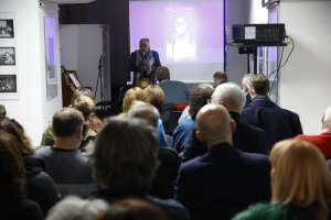 SARAJEVO, 8. decembra (FENA) - Trideseta godišnjica ubistva Karima Zaimovića, jednog od najtalentovanijih pisaca i novinara svoje generacije, večeras je obilježena u Muzeju književnosti i pozorišne umjetnosti u Sarajevu, a tim povodom dodijeljena je i stipendija Fondacije 