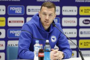 SARAJEVO, 30. marta (FENA) – Selektor nogometne reprezentacije Bosne i Hercegovine Sergej Barbarez kazao je na današnjoj konferenciji za medije da mu je sutrašnji meč finala baraža za Svjetsko prvenstvo protiv Italije jednako emotivan kao utakmica na Koševu protiv selekcije Danske 2003. godine, na kojoj nas je samo jedan pogodak dijelio od plasmana na Euro 2004. godine. (Foto FENA/Amer Kajmović)