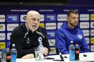 SARAJEVO, 30. marta (FENA) – Selektor nogometne reprezentacije Bosne i Hercegovine Sergej Barbarez kazao je na današnjoj konferenciji za medije da mu je sutrašnji meč finala baraža za Svjetsko prvenstvo protiv Italije jednako emotivan kao utakmica na Koševu protiv selekcije Danske 2003. godine, na kojoj nas je samo jedan pogodak dijelio od plasmana na Euro 2004. godine. (Foto FENA/Amer Kajmović)