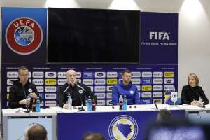 SARAJEVO, 30. marta (FENA) – Selektor nogometne reprezentacije Bosne i Hercegovine Sergej Barbarez kazao je na današnjoj konferenciji za medije da mu je sutrašnji meč finala baraža za Svjetsko prvenstvo protiv Italije jednako emotivan kao utakmica na Koševu protiv selekcije Danske 2003. godine, na kojoj nas je samo jedan pogodak dijelio od plasmana na Euro 2004. godine. (Foto FENA/Amer Kajmović)