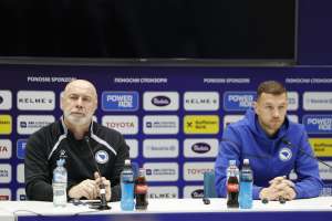 SARAJEVO, 30. marta (FENA) – Selektor nogometne reprezentacije Bosne i Hercegovine Sergej Barbarez kazao je na današnjoj konferenciji za medije da mu je sutrašnji meč finala baraža za Svjetsko prvenstvo protiv Italije jednako emotivan kao utakmica na Koševu protiv selekcije Danske 2003. godine, na kojoj nas je samo jedan pogodak dijelio od plasmana na Euro 2004. godine. (Foto FENA/Amer Kajmović)