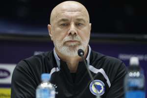 SARAJEVO, 30. marta (FENA) – Selektor nogometne reprezentacije Bosne i Hercegovine Sergej Barbarez kazao je na današnjoj konferenciji za medije da mu je sutrašnji meč finala baraža za Svjetsko prvenstvo protiv Italije jednako emotivan kao utakmica na Koševu protiv selekcije Danske 2003. godine, na kojoj nas je samo jedan pogodak dijelio od plasmana na Euro 2004. godine. (Foto FENA/Amer Kajmović)