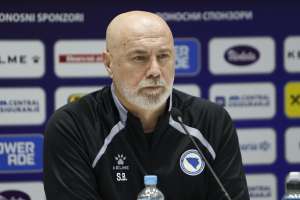 SARAJEVO, 30. marta (FENA) – Selektor nogometne reprezentacije Bosne i Hercegovine Sergej Barbarez kazao je na današnjoj konferenciji za medije da mu je sutrašnji meč finala baraža za Svjetsko prvenstvo protiv Italije jednako emotivan kao utakmica na Koševu protiv selekcije Danske 2003. godine, na kojoj nas je samo jedan pogodak dijelio od plasmana na Euro 2004. godine. (Foto FENA/Amer Kajmović)